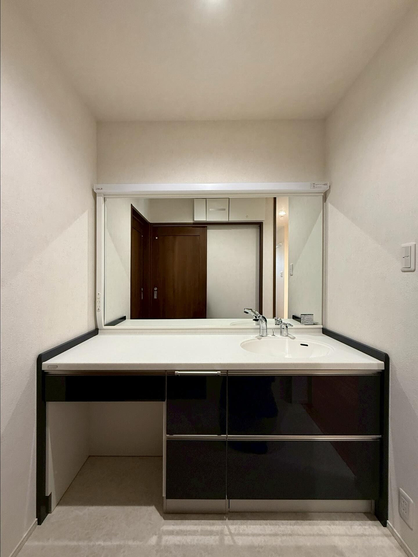 🛁 清潔感あふれるシンプルな洗面台✨