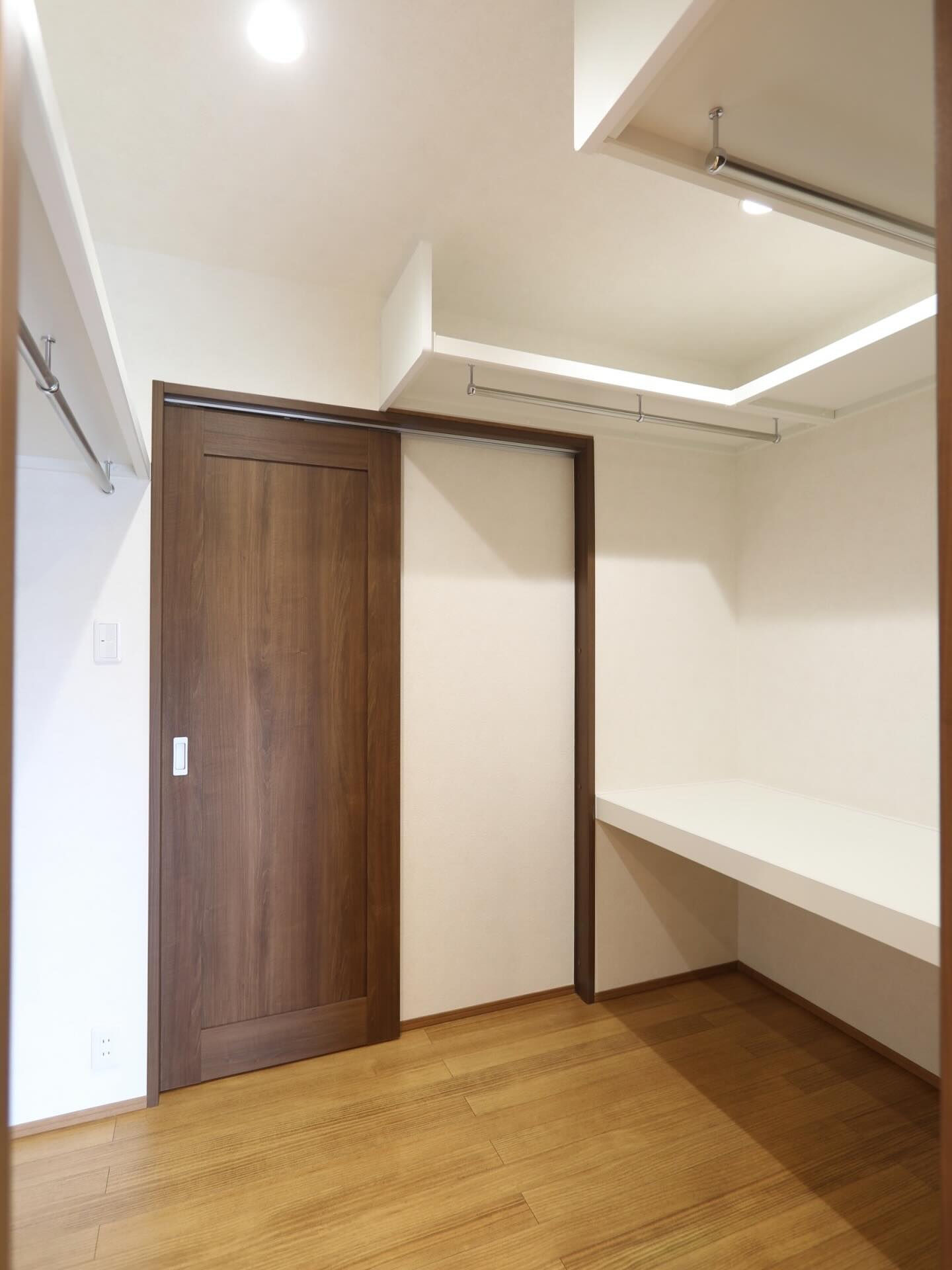 シンプルで機能的なウォークインクローゼット🚪✨