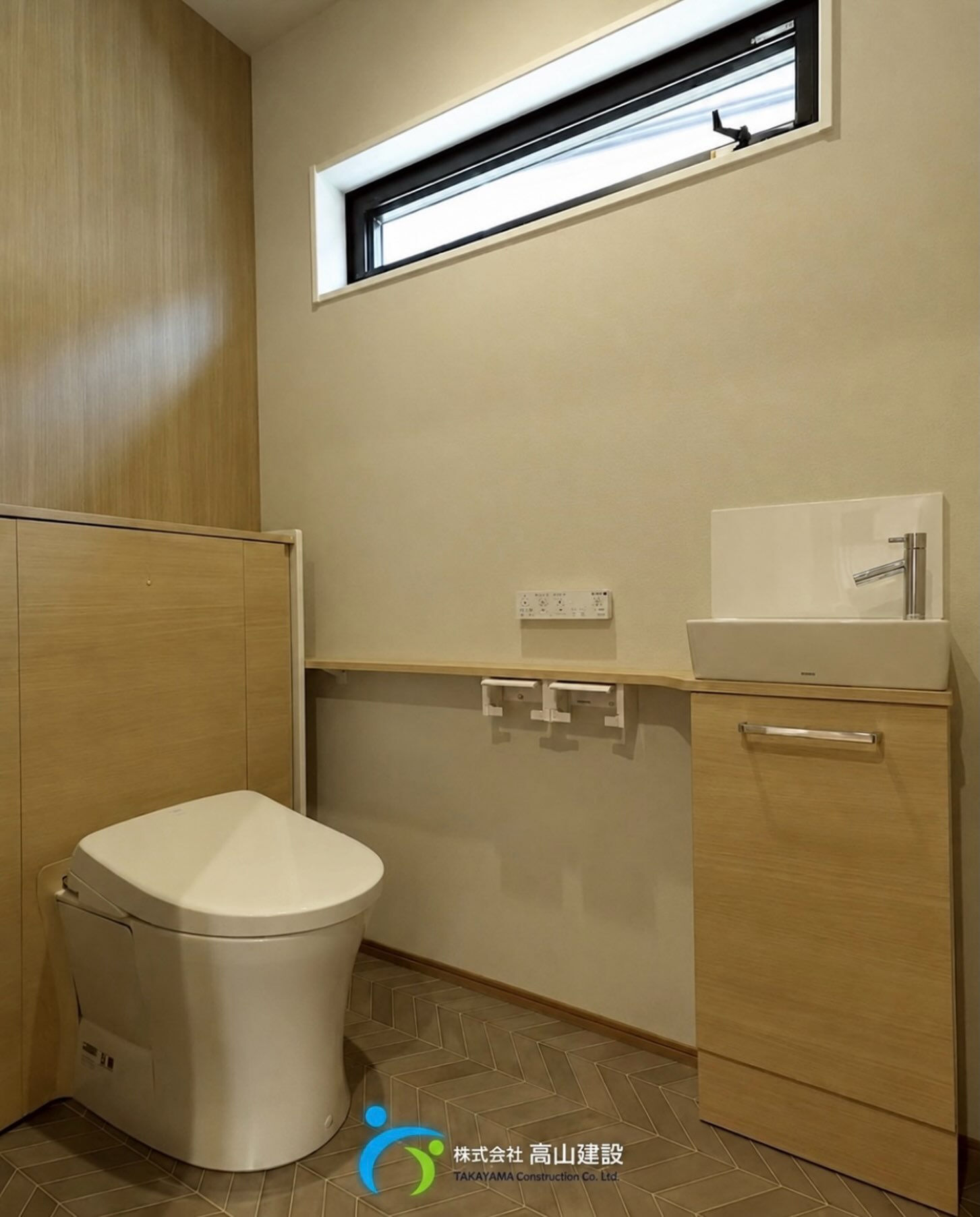 シンプルなデザインに、木目のあたたかさをプラスしたトイレ空間
