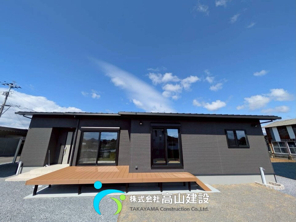 落ち着いた色合いの、シンプルでスタイリッシュな外観🏡✨