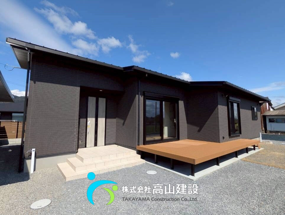 落ち着いた色合いの、シンプルでスタイリッシュな外観🏡✨