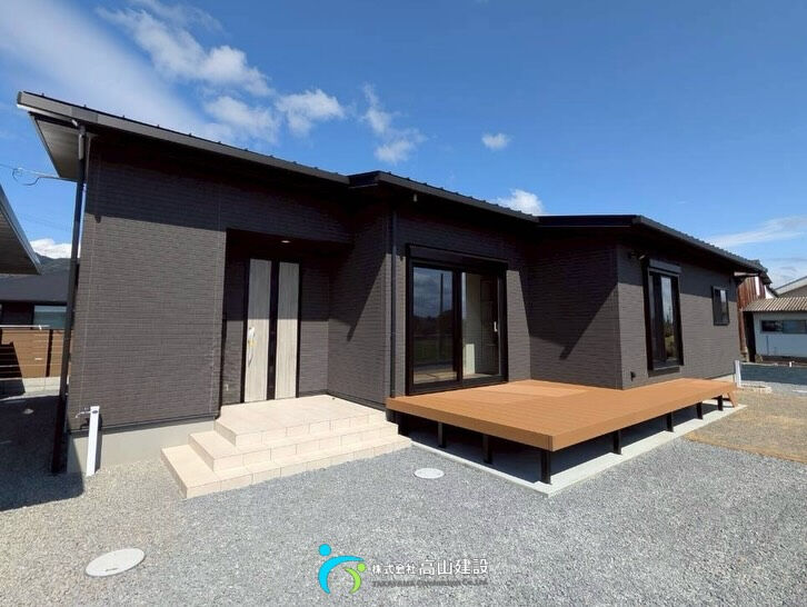 落ち着いた色合いの、シンプルでスタイリッシュな外観🏡✨