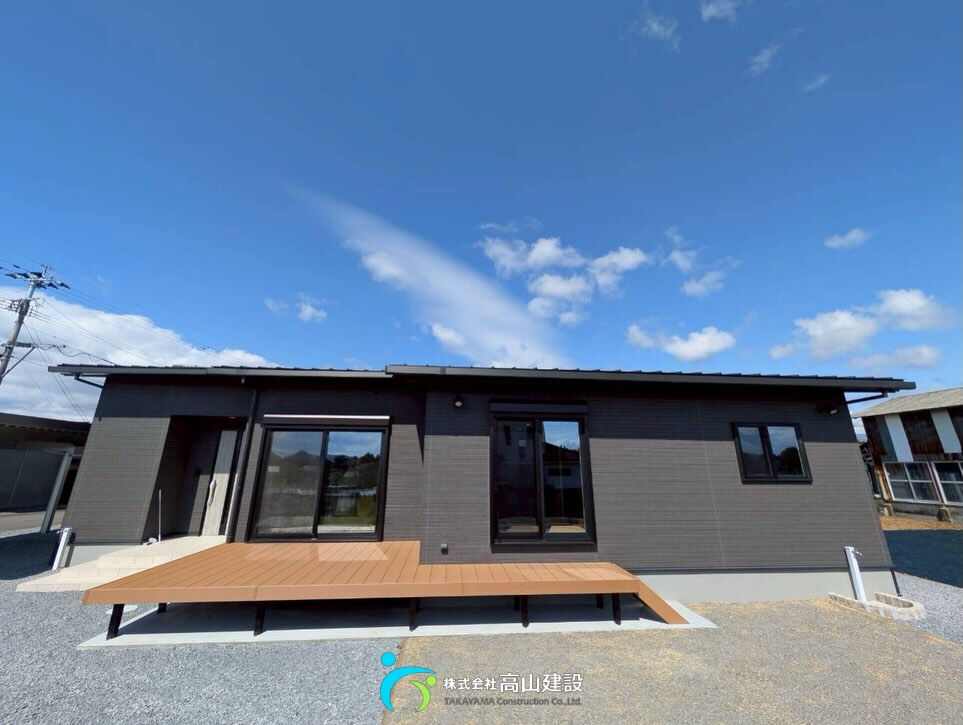 落ち着いた色合いの、シンプルでスタイリッシュな外観🏡✨
